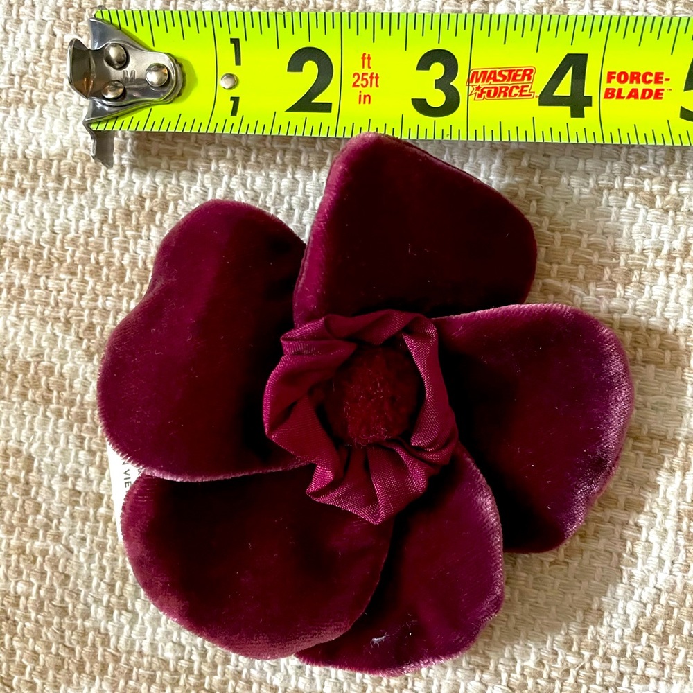 Flower pin